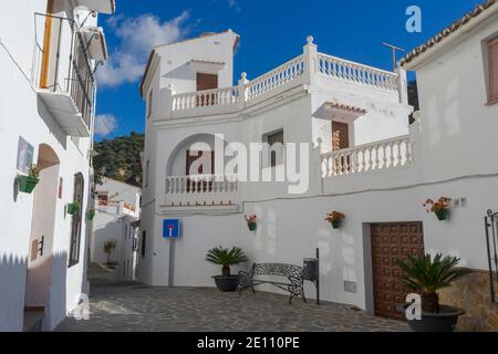 Passeggia per le strade bianche del comune di Salares, nella provincia di Malaga, Andalusia Foto Stock