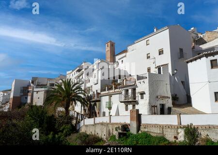 Passeggia per le strade bianche del comune di Salares, nella provincia di Malaga, Andalusia Foto Stock