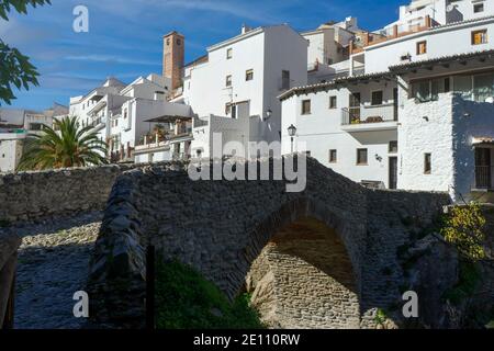 Passeggia per le strade bianche del comune di Salares, nella provincia di Malaga, Andalusia Foto Stock