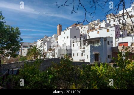 Passeggia per le strade bianche del comune di Salares, nella provincia di Malaga, Andalusia Foto Stock