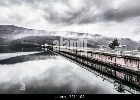 Vista sulla centrale idroelettrica Bajina basta in nebbia, Serbia Foto Stock