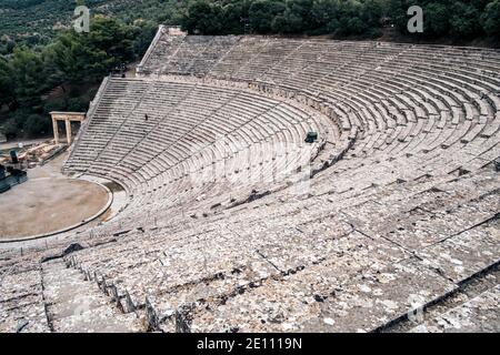 Grande teatro antico di Epidauro, Peloponneso, Grecia. Foto Stock