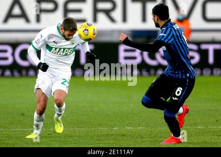 BERGAMO, ITALIA - 3 GENNAIO: Domenico Berardi di Sassuolo, Jose Palomino di Atalanta durante la serie A match tra Atalanta Bergamo e US Sassuolo Foto Stock