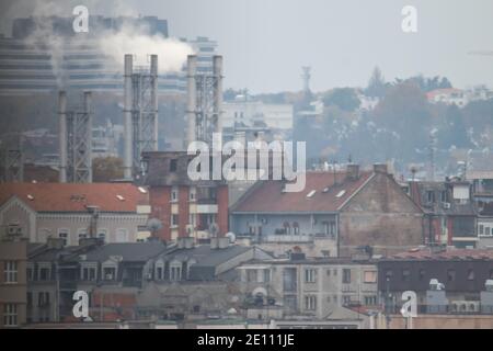 Inquinamento urbano mescolato con nebbia mattutina, paesaggio urbano di Belgrado Foto Stock