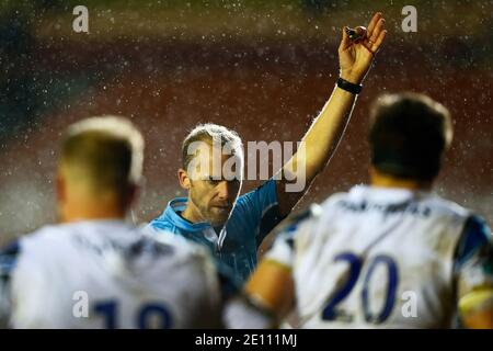 Leicester, Regno Unito. 3 gennaio 2021; Welford Road Stadium, Leicester, Midlands, Inghilterra; Premiership Rugby, Leicester Tigers contro Bath Rugby; Referee Wayne Barnes assegna una sanzione al Bath Credit: Action Plus Sports Images/Alamy Live News Foto Stock