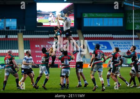 Leicester, Regno Unito. 3 gennaio 2021; Welford Road Stadium, Leicester, Midlands, Inghilterra; Premiership Rugby, Leicester Tigers contro Bath Rugby; una visione generale di una linea fuori durante il gioco con Snow Falling Credit: Action Plus Sports Images/Alamy Live News Foto Stock