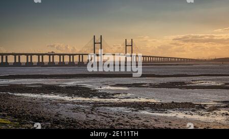 Ora d'oro presso il Principe di Galles e il ponte sul fiume Severn, visto da Redwick, South Gloucestershire, England, Regno Unito Foto Stock