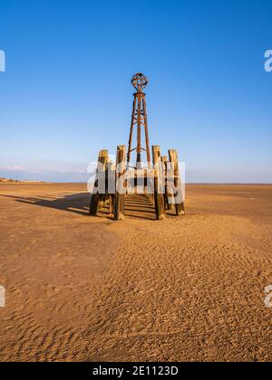 La St Anne's Beach con i resti del molo del pontile di sbarco, visto in St Anne's, Lancashire, Inghilterra, Regno Unito Foto Stock