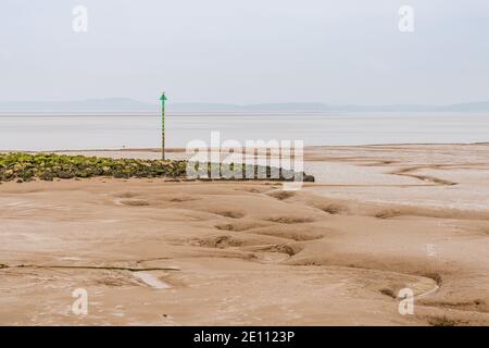 Bassa marea a Morecambe Bay, visto da Marina Rd in Morecambe, Lancashire, Inghilterra, Regno Unito Foto Stock