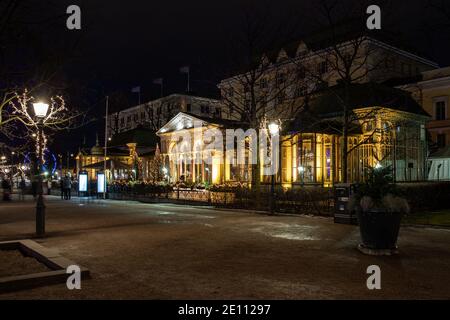 Ristorante illuminato Kappeli dopo il tramonto a Esplanadi Park, Helsinki, Finlandia Foto Stock