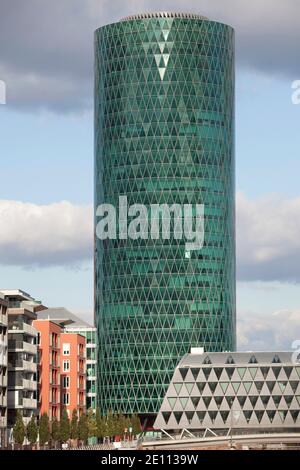 La Westhafen Tower è un alto edificio nel quartiere Gutleutviertel di Francoforte sul meno. Foto Stock