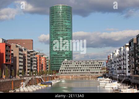 La Westhafen Tower è un alto edificio nel quartiere Gutleutviertel di Francoforte sul meno. Foto Stock