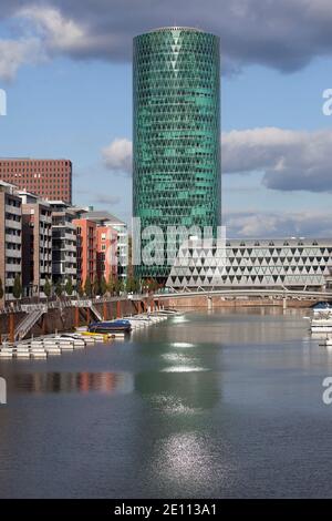 La Westhafen Tower è un alto edificio nel quartiere Gutleutviertel di Francoforte sul meno. Foto Stock