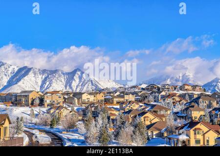 Vista aerea di una casa in un quartiere nevoso di scenico Highland Utah in inverno Foto Stock