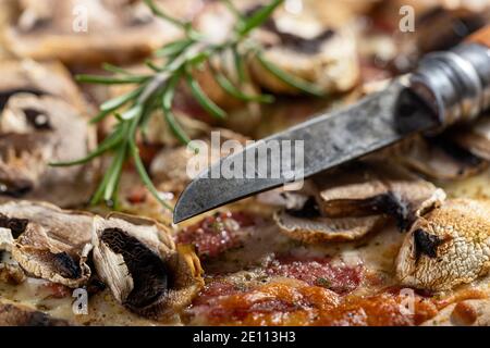 Pizza ai funghi Foto Stock