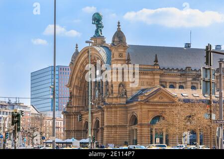 Edificio dalla stazione ferroviaria principale di Francoforte. Edificio storico in primavera con cielo blu e nuvole. Edifici del centro. Vista sulla città con lampade Foto Stock