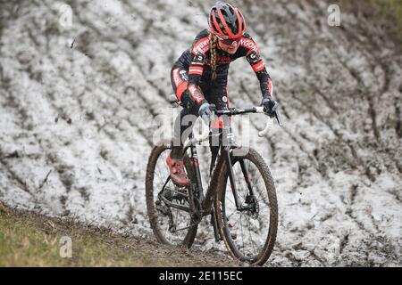 L'olandese Denise Betsema ha ritratto in azione durante la gara d'elite femminile del cicloturismo 'Vestingcross', tappa 4/5 della Coppa del mondo compe Foto Stock