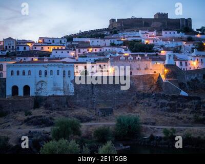 Mertola villaggio vista al tramonto Foto Stock