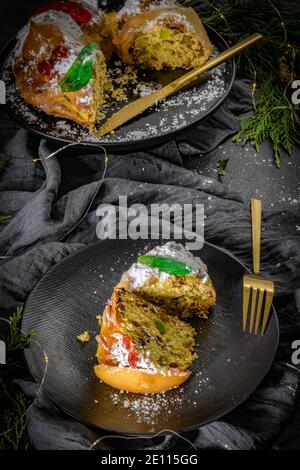 Bolo do Rei o King's Cake, fatto per Natale, Carnavale o Mardi Gras su bancone kitchen. Foto Stock