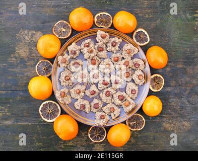 Biscotti, biscotti natalizi, biscotti alle nocciole appena sfornati Foto Stock