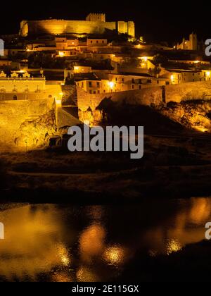 Vista notturna di Mertola e del suo castello sul fiume Guadiana Foto Stock