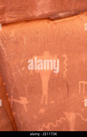 Arte rupestre americana nativa - Petroglifi - on the Birthing Rock, Kane Creek Road, Moab, Utah, USA Foto Stock