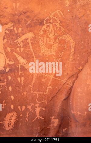 Arte rupestre americana nativa di una figura maschile - Petroglifi - sulla Birthing Rock, Kane Creek Road, Moab, Utah, USA Foto Stock