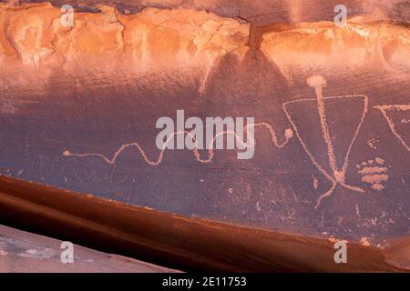 Nativo americano Rock Art of Men and a Snake - Petroglyphs - on the Birthing Rock, Kane Creek Road, Moab, Utah, USA Foto Stock