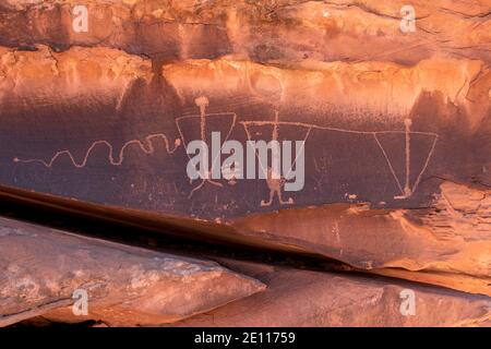 Nativo americano Rock Art of Men and a Snake - Petroglyphs - on the Birthing Rock, Kane Creek Road, Moab, Utah, USA Foto Stock