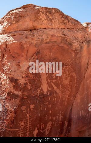 Arte rupestre americana nativa - Petroglifi - on the Birthing Rock, Kane Creek Road, Moab, Utah, USA. Raffigurazione di una donna che partorisce. Foto Stock