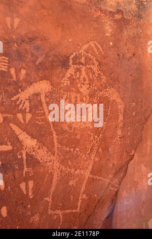 Arte rupestre americana nativa di una figura maschile - Petroglifi - sulla Birthing Rock, Kane Creek Road, Moab, Utah, USA Foto Stock