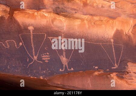 Arte rupestre americana nativa - Petroglifi - on the Birthing Rock, Kane Creek Road, Moab, Utah, USA Foto Stock