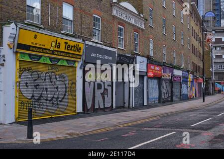 Chiuso, negozi chiusi, graffiti e chiuso Domenica Street Market a causa delle restrizioni di blocco Covid-19, Petticoat Lane, Londra, Domenica 3 gennaio 2021 Foto Stock