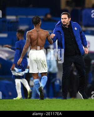 Il Raheem Sterling di Manchester City saluta il manager del Chelsea Frank Lampard dopo il fischio finale durante la partita della Premier League a Stamford Bridge, Londra. Foto Stock