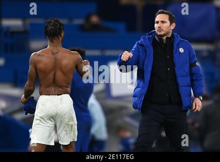 Il Raheem Sterling di Manchester City saluta il manager del Chelsea Frank Lampard dopo il fischio finale durante la partita della Premier League a Stamford Bridge, Londra. Foto Stock