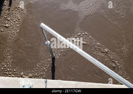 Moderno impianto di trattamento delle acque reflue. Serbatoi di acque reflue utilizzando fanghi attivi. Foto Stock