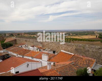 Vista della pianura dell'Alentejo sui tetti di Serpa vista dal muro del castello Foto Stock