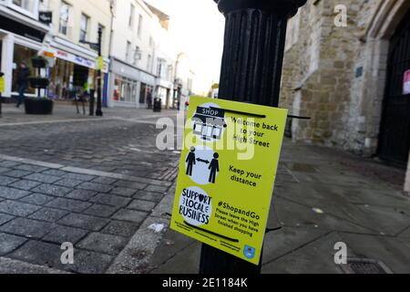 Ely, Cambridgeshire, Regno Unito, 02-01-2021. Edificio esterno dei negozi con cartello che incoraggia le persone a fare acquisti locali e supportare le aziende locali. Foto Stock