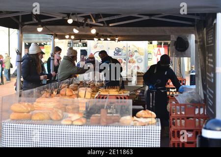 Ely, Cambridgeshire, UK, 02-01-2021. I clienti acquistano pane fresco al mercato locale del fenland Foto Stock