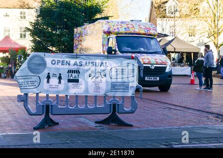 Ely, Cambridgeshire, Regno Unito, 02-01-2021. Grande cartello all'inizio del mercato pedonale che consiglia ai visitatori di distanza sociale, camion di cibo in giro con custo Foto Stock