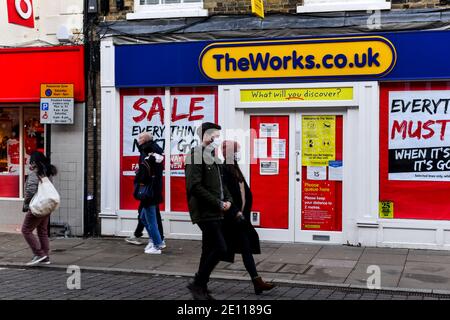 Ely, Cambridgeshire, Regno Unito, 02-01-2021. L'esterno dell'edificio del negozio di libri Works a Ely High st, chiuso durante la pandemia attuale Foto Stock