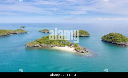 Seascape, un gruppo di piccole isole, vista dall'alto. Parco Nazionale, Alaminos, Pangasinan, Filippine. Itinerario turistico popolare. Estate e viaggi vacanza conc Foto Stock