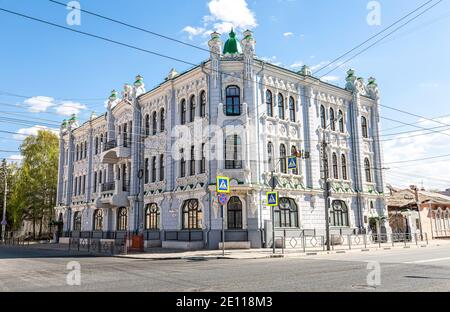 Samara, Russia - 1 maggio 2019: Edificio storico in pietra con decorazioni architettoniche (1904) Foto Stock