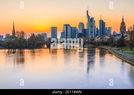 Tramonto sullo skyline di Francoforte in primavera. Grattacieli e grattacieli del centro finanziario e finanziario della città. Fiume meno con riflessi Foto Stock