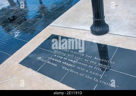 Una citazione di Rachel Hadas incisa su granito nero al Key West Aids Memorial nelle Florida Keys. Foto Stock