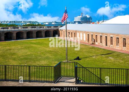 Una nave da crociera si trova al molo dietro il terreno di parata del forte della Guerra civile Zachary Taylor a Key West, le Florida Keys. Foto Stock