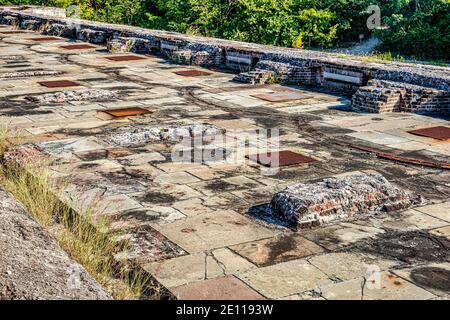 Ex cannoni piazzati in cima alla parete esterna del forte della Guerra civile Zachary Taylor a Key West, le Florida Keys. Foto Stock