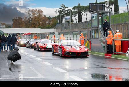 Ferrari Supercar 488 gran Turismo racing auto motoristiche in piedi circuito pit lane pista in attesa di strart su asfalto bagnato Foto Stock