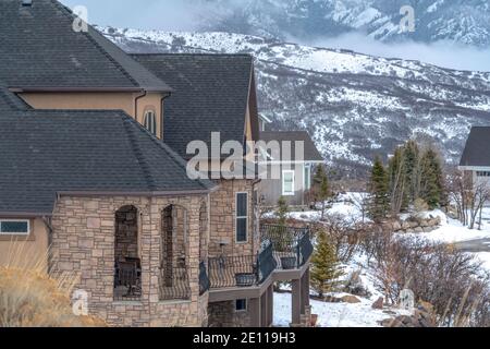 Belle case in Utah Valley con vista su Wasatch Mountain su un scena invernale Foto Stock