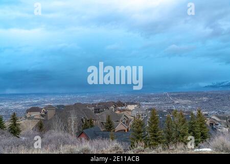 Case su una collina in Salt Lake City con panoramica vista del centro e del cielo nuvoloso Foto Stock